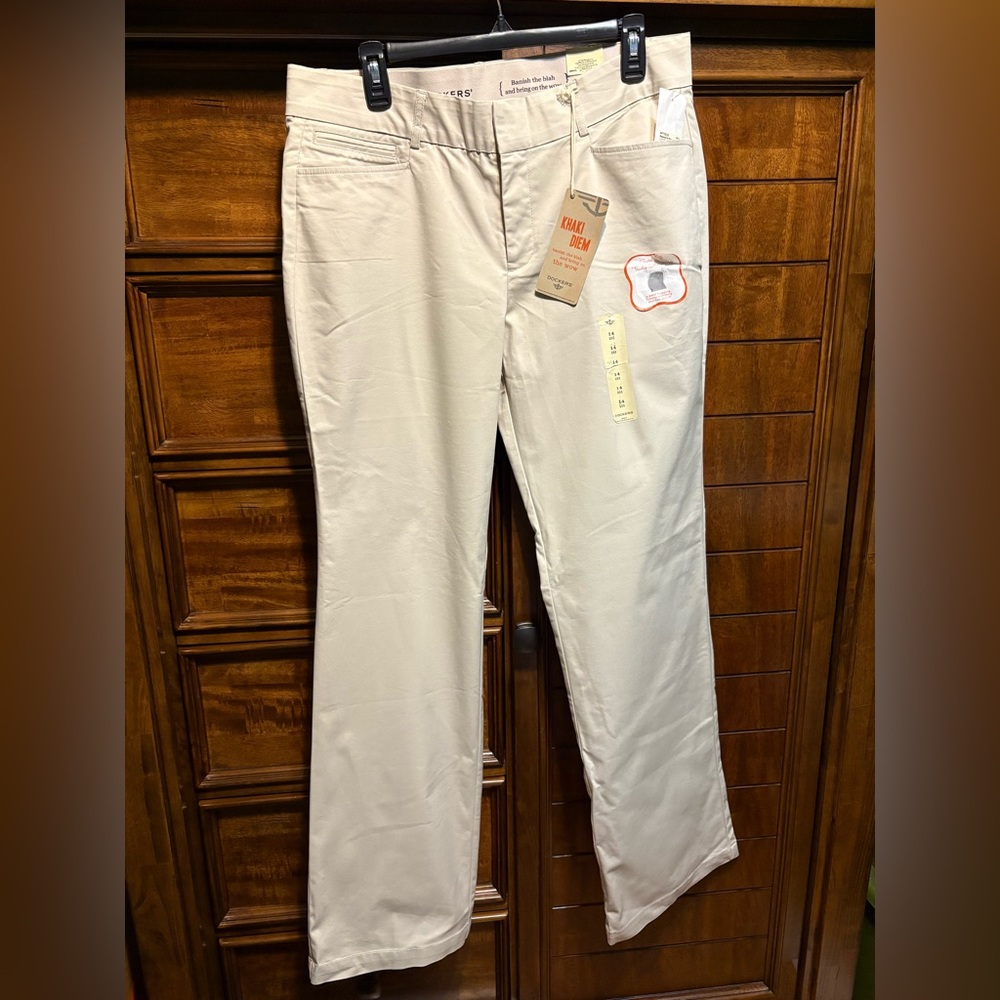 Women’s Levi Dockers Metro Trousers in Sand.